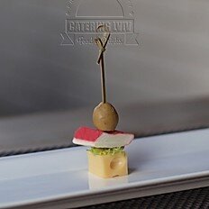 Королівський сир з крабовою палочкою та оливкою на шпажці